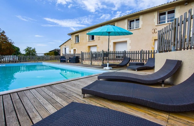 Charming Holiday Home in Gornac with Swimming Pool