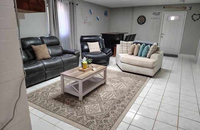 3-bedroom house w/pond next to White Oak Lake
