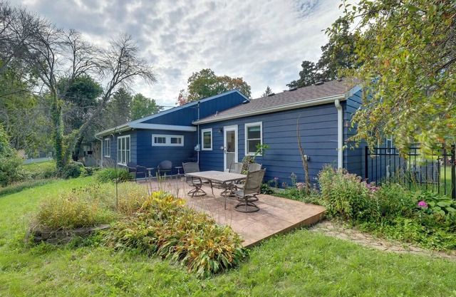 Home 8 Mi to Dtwn Minneapolis! Pet-Friendly Yard