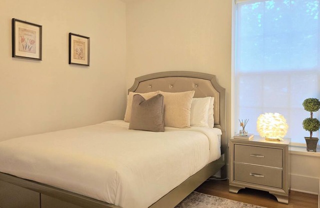 2BR Garden Apt w/Parking Near Brown & RISD