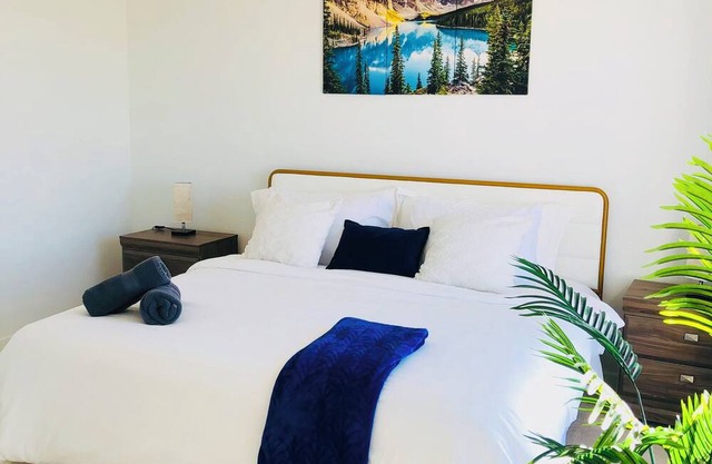 3BR,8ppl,KingBeds,HotTub,FREEparking,MountainView
