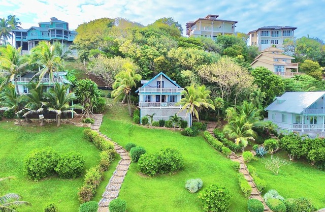Beautiful 3-bedroom Island Home in West Bay with an Ocean View and a Pool