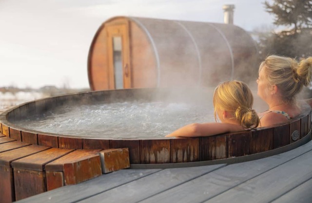 Lake Front Home with Private Beach in Gimli - Full Spa Amenities Hot Tub & Sauna