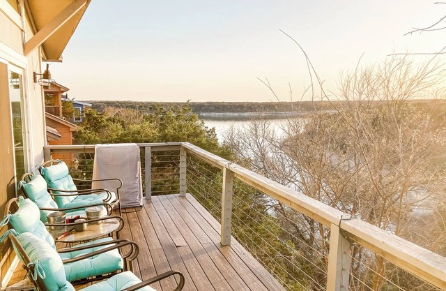 Charming 2-bedroom lakeview home, boat ramp mile away, Morgan's Point Resort