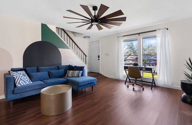 2 Mirrored Units- Fire pits and grill, walk to Starbucks, HEB, restaurants