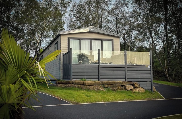 Hobbit - House Of The Owl. Luxury lodge with views. Pet friendly. Indoor Pool.