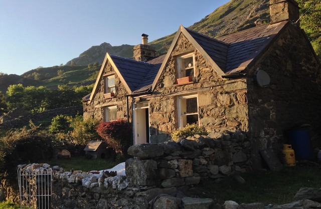 19th century Snowdonia Mountain Cottage Peaceful & Tranquil (Pet Friendly)