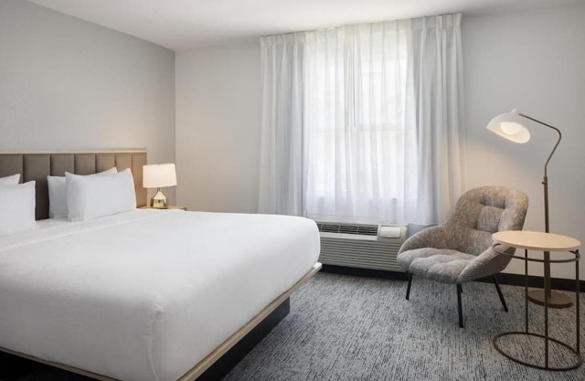 Modern Suite with Full Kitchen For Extended Stays - 2 Miles From Tampa Airport