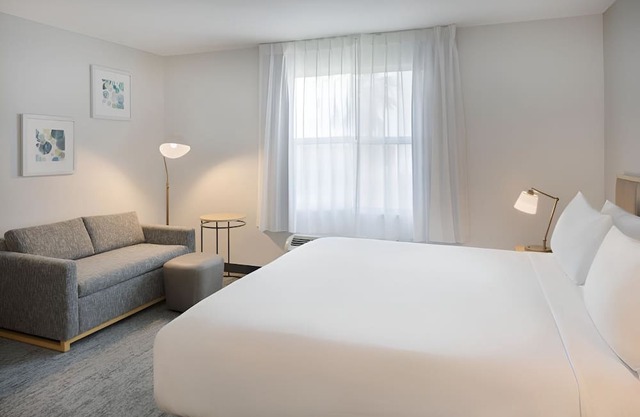 Suite with Kitchen and Free Shuttle to Tampa Airport - Near Major Hotspots!