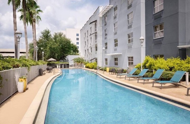 Pet-Friendly Studio with Full Kitchen Perfect for Extended Stays in Tampa
