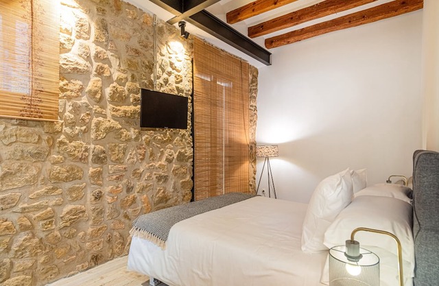 Bed and Breakfast 'Habitació' with Shared Terrace, Wi-Fi and Air Conditioning