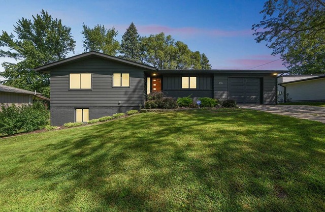 NEW! Iowa City 4BR Backyard Walk to Stadium