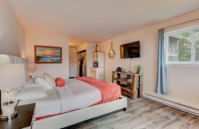 Spacious Forest-View Suite with Kitchenette