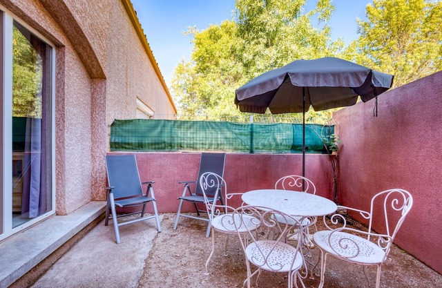 Holiday Home 'Gîte Duplex Cour Proche Lac Salagou' with Private Garden and Wi-Fi