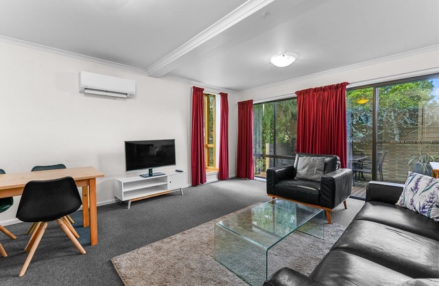 2-Bed Townhouse Retreat in Sandy Bay with Parking