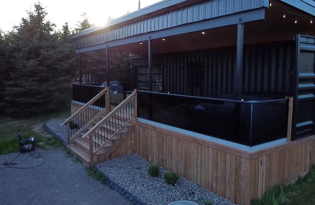 The Woodlot Cabin # 1(Coyote Den) Hot tub , cold plunge close to Cavendish