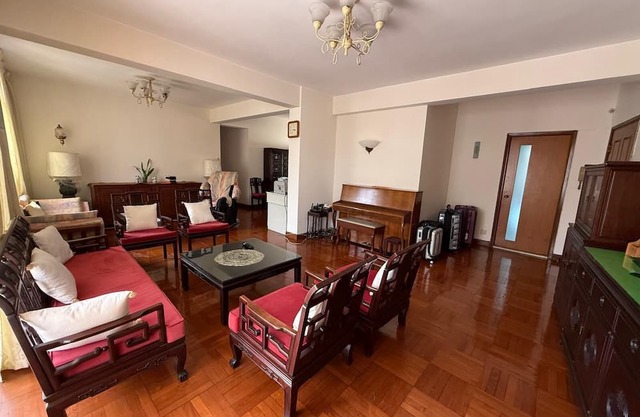 Brilliant 4-bedroom and 2.5 bathrooms apartment with AC in Kowloon Tong
