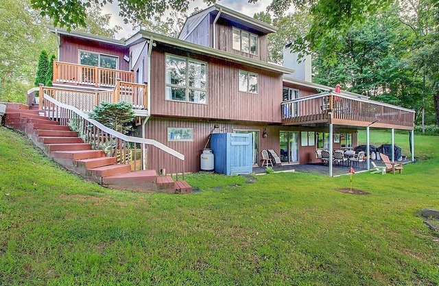 Lakefront Family Retreat~Private Pool~Game Room