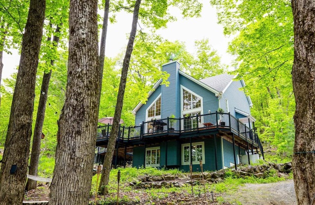Chalet Watson | Cozy pet-friendly cottage near Gatineau/Ottawa with Home Theatre
