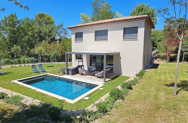 Quiet new villa with pool. 4 bedrooms sleeps 8