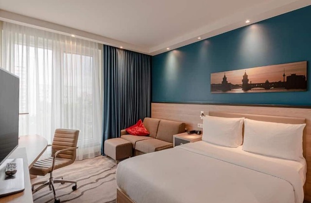 Central Berlin Escape Near Museum Island & Brandenburg Gate! 2 City View Rooms!