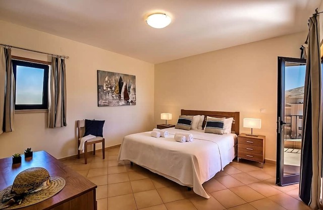 Best Place to Unwind! Full Kitchen, Outdoor and Indoor Pool, Free Parking!