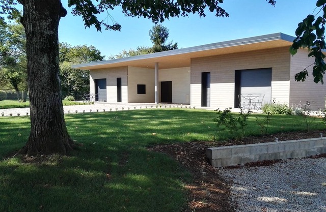Single-storey gîte, wooded, enclosed and secure grounds.