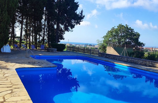 Farmhouse with swimming pool and tennis on a 1 hectare estate of orange and olive trees, 1 km from the sea.