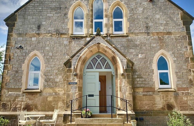 The Old Chapel Tideswell Peak District - 2 ensuite bedrooms- ideal for 2 couples