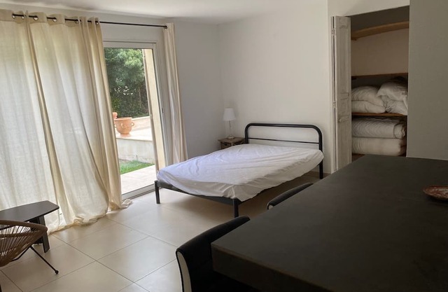 Quiet studio, large plot, terrace, 10 minutes from the sea.