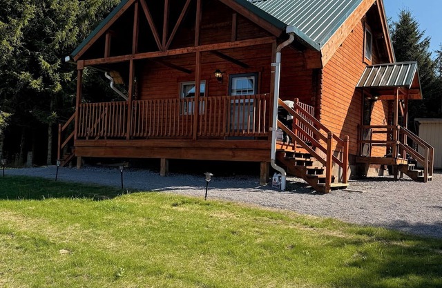 Quiet Secluded Hilltop Log Cabin on a Gravel Road