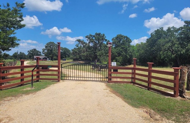 Heritage House Retreat: Burton, Texas 6 guests 3 bedrooms 4 beds 2 full baths
