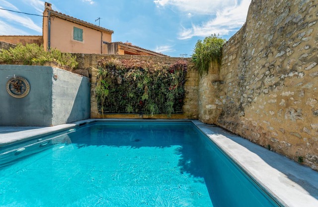 Room '14' with shared pool, Wi-Fi and air conditioning