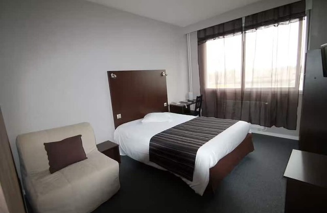 Comfortable Stay with Cozy Rooms and Proximity to Olympic Park, Free Parking