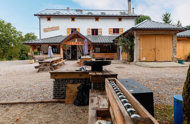 Gîte 'Les Carlines' with Mountain View, Shared Terrace and Wi-Fi