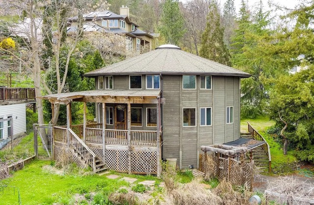 Monthly Rental Circular House blocks to Downtown & Oregon Shakespeare Festival