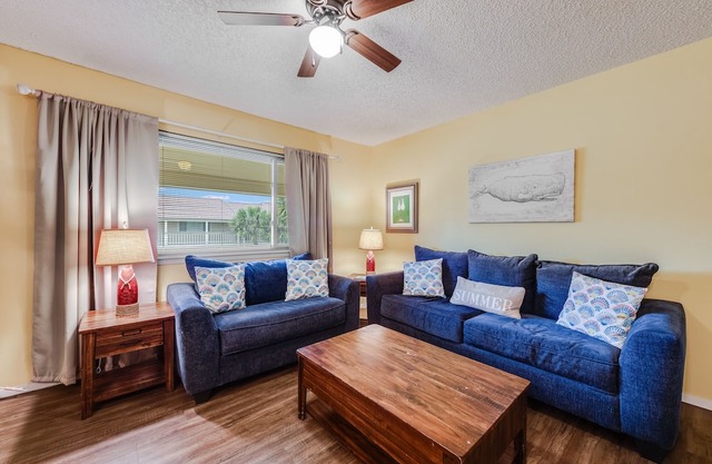 Roomy 1 BDRM Large Pool w/ a Private Courtyard and a 5 Min Walk to the Beach