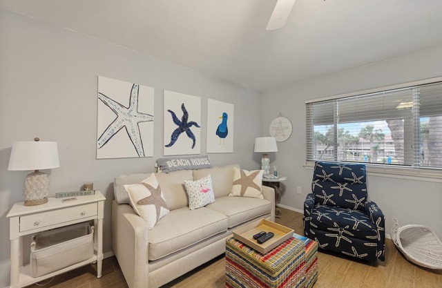 Cozy Studio Large Pool w/ a Private Courtyard and a 5 Min Walk to the Beach