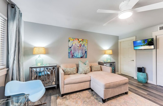 Cozy Studio Large Pool w/ a Private Courtyard and a 5 Min Walk to the Beach