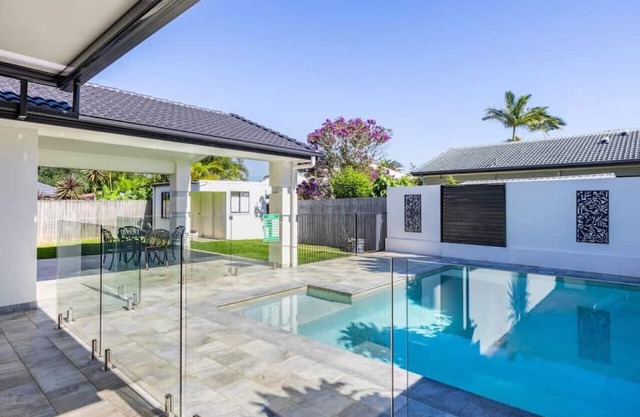 Seaside Modern & Luxurious Mansion w/Pool