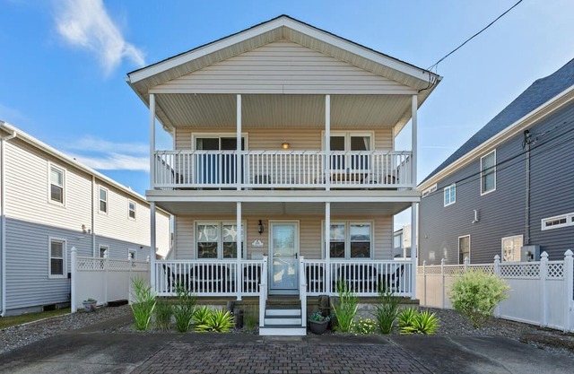 Brigantine Comfort, walk to the beach or bay. Dog friendly!
