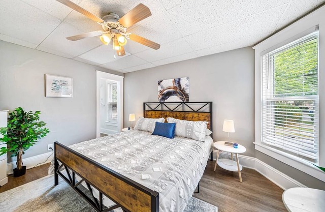 Beautifully updated Entire Duplex! Sleeps 10!
