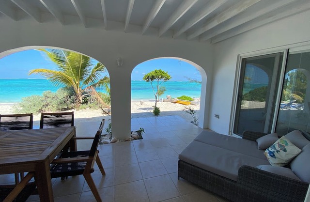Spectacular 2bdrm/2bath beachfront cottage on Whitby beach North Caicos