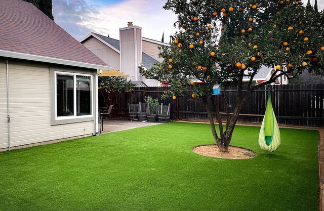 Orange Blossom Bungalow - 2/2 Lush Yard+Kids Toys!