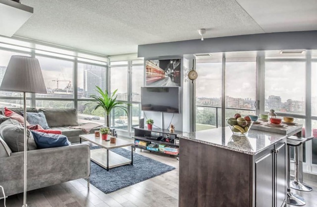 Stylish Corner Panoramic | Steps to Lake & Downtown Core