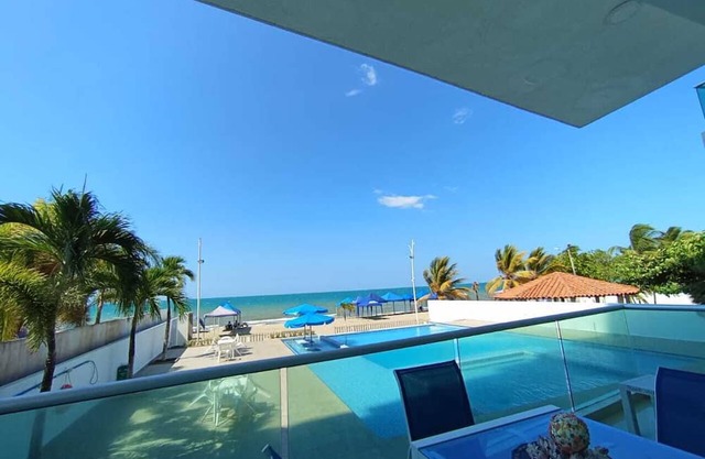 EN COLOMBIA, APARTAMENTO CON HERMOSA VISTA FRENTE AL MAR, PISCINA Y PLAYA
