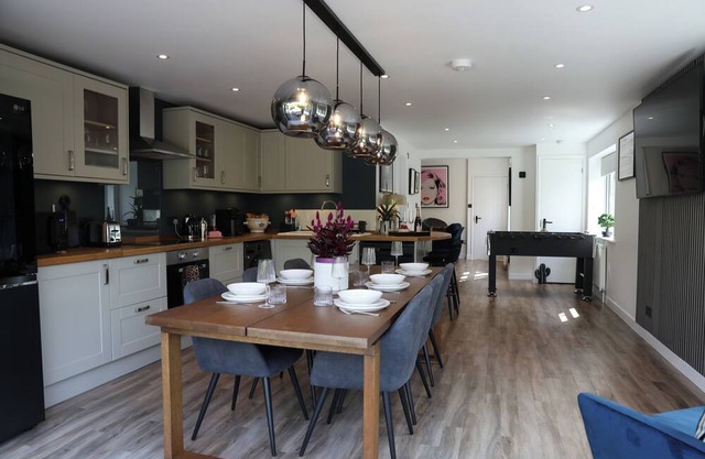 Cosy Home; New Refurbished Home with Double Parking for Family's and Contractors