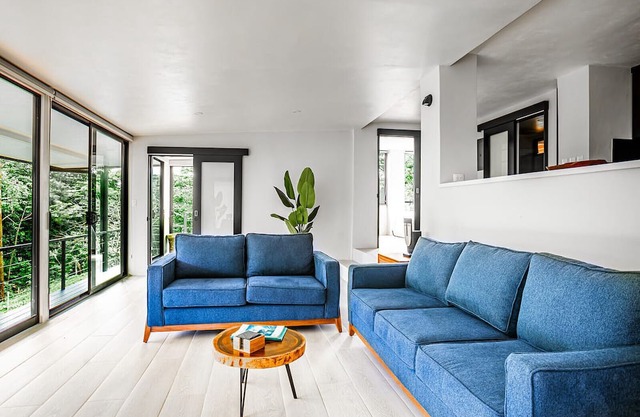 Superhost 2-bedroom villa surrounded by jungle reserve in Savegre with WiFi, AC