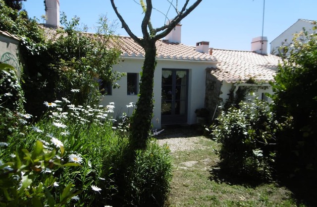 Charming house in Noirmoutier village with garden for 4 people