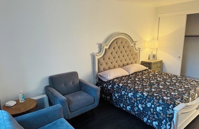 Charming 1-bedroom in a large house in fabulous Valley Center with WiFi, AC